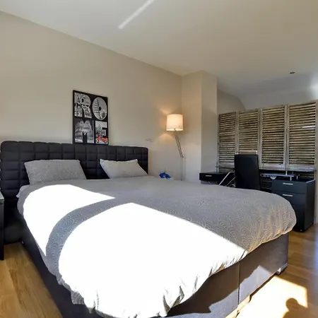 Modern With Private Garden In Awan *