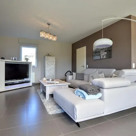 Modern With Private Garden In Awan *