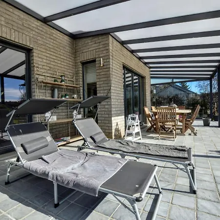 Villa Modern With Private Garden In Awan