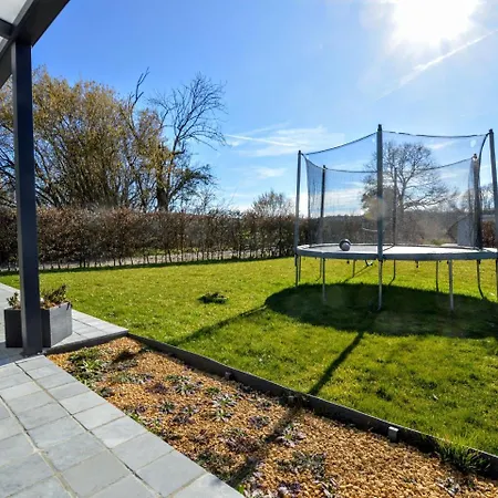 Modern With Private Garden In Awan Villa