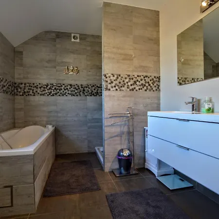 Modern With Private Garden In Awan *